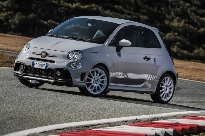 abarth 595 esseesse wuerdigung von 70 jahren stil und leistung - Abarth 595 esseesse: Würdigung von 70 Jahren Stil und Leistung