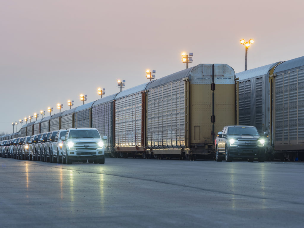 video batterie elektrischer ford f 150 zieht 10 eisenbahn waggons mit einem gesamtgewicht von 450 tonnen - Video: Batterie-elektrischer Ford F-150 zieht 10 Eisenbahn-Waggons mit einem Gesamtgewicht von 450 Tonnen