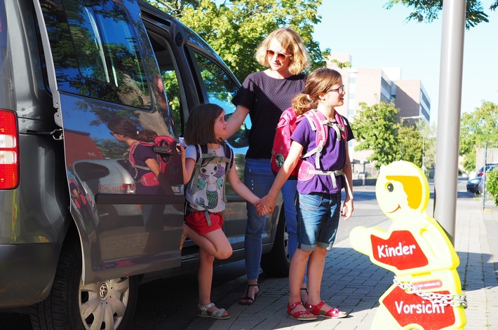 TÜV Rheinland: Schulkinder frühzeitig an Straßenverkehr gewöhnen Kinder mit dem „Elterntaxi“ nicht bis zum Schultor bringen Mangelnde Erfahrung führt zu höheren Durchfallquoten beim Führerschein