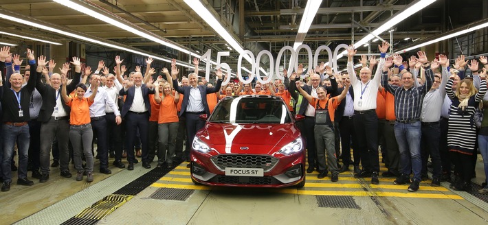 masse mit klasse im ford werk saarlouis laeuft das 15 millionste auto vom band - Masse mit Klasse: Im Ford-Werk Saarlouis läuft das 15-millionste Auto vom Band