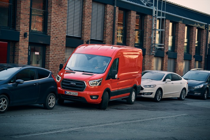 Ford Transit: Aktiver Park-Assistent ermöglicht stressfreie Ein- und Ausparkmanöver