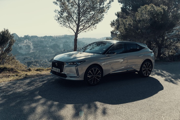 DS 4 lässt die Hüllen fallen – Erste Bilder des neuen Premium Kompaktklasse Modells