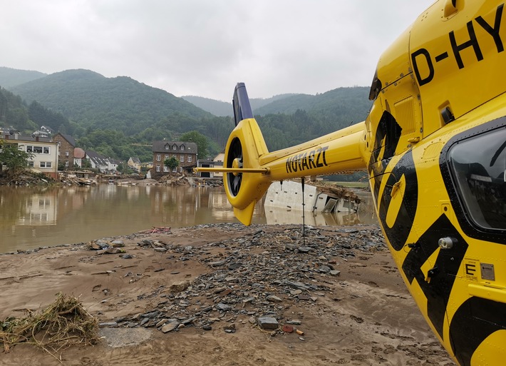 Hochwasser: Noch nie so viele Spezialeinsätze aus der Luft / ADAC Luftrettung zieht Bilanz der Arbeit im Katastrophengebiet / Mehr als 200 Einsätze, davon 111 Windenrettungen